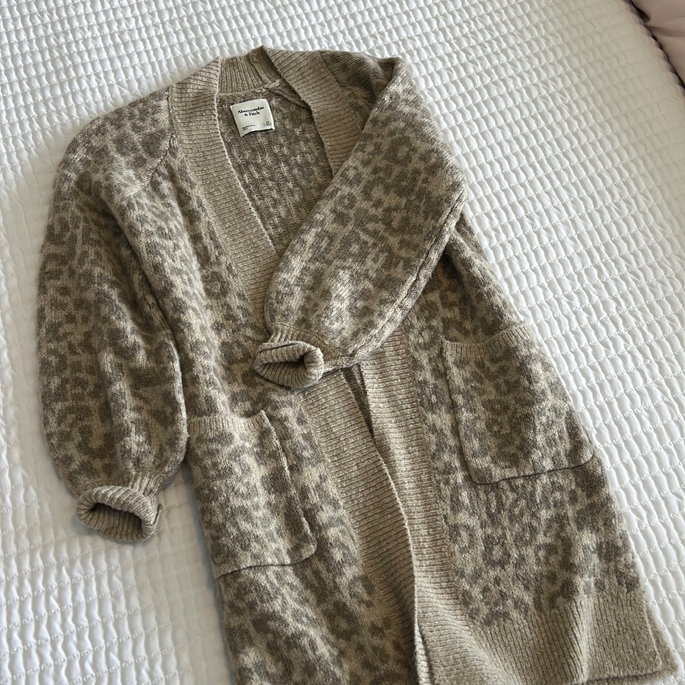 Abercrombie & Fitch Leopard Print Balloon Sleeve Cardigan